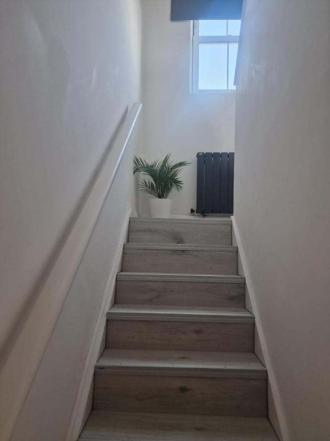 Collier'S Wood En-Suite Apartments Лондон Екстериор снимка