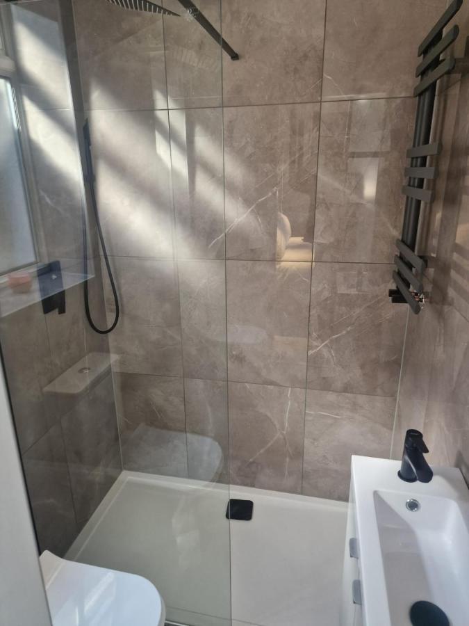 Collier'S Wood En-Suite Apartments Лондон Екстериор снимка